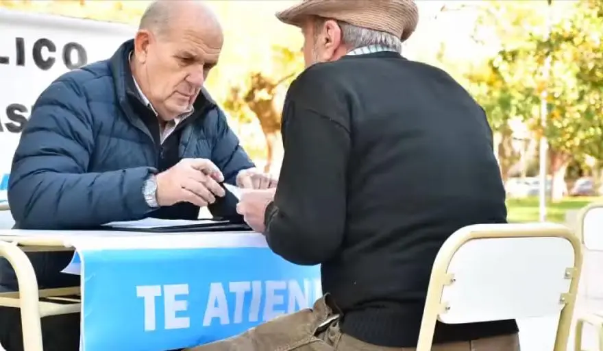 Zurro nuevamente recibe a los vecinos de Pehuajó en la plaza Dardo Rocha.