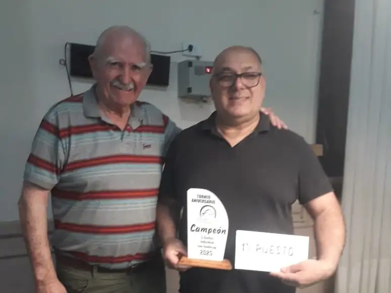 Antonio Repetto entregándole el premio a Martin Elizalde