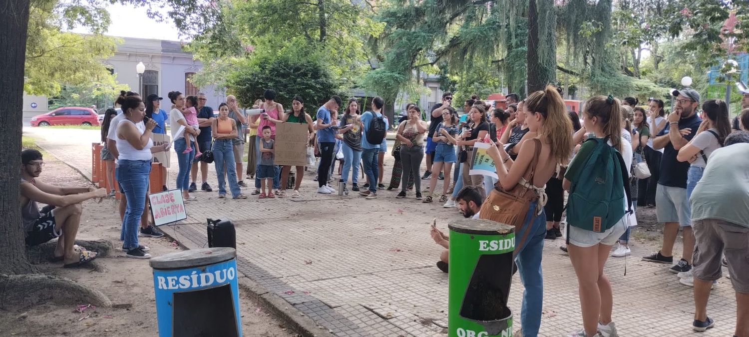 Estudiantes de UNER realizaron una clase abierta frente al Municipio: qué respuesta recibieron del Gobierno