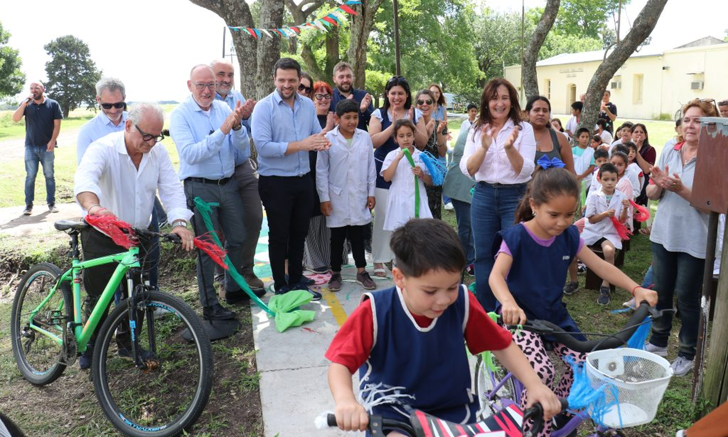 Durante la ceremonia se realizó una intervención artística en la bicisenda, seguida del simbólico corte de cinta y una bicicleteada inaugural.