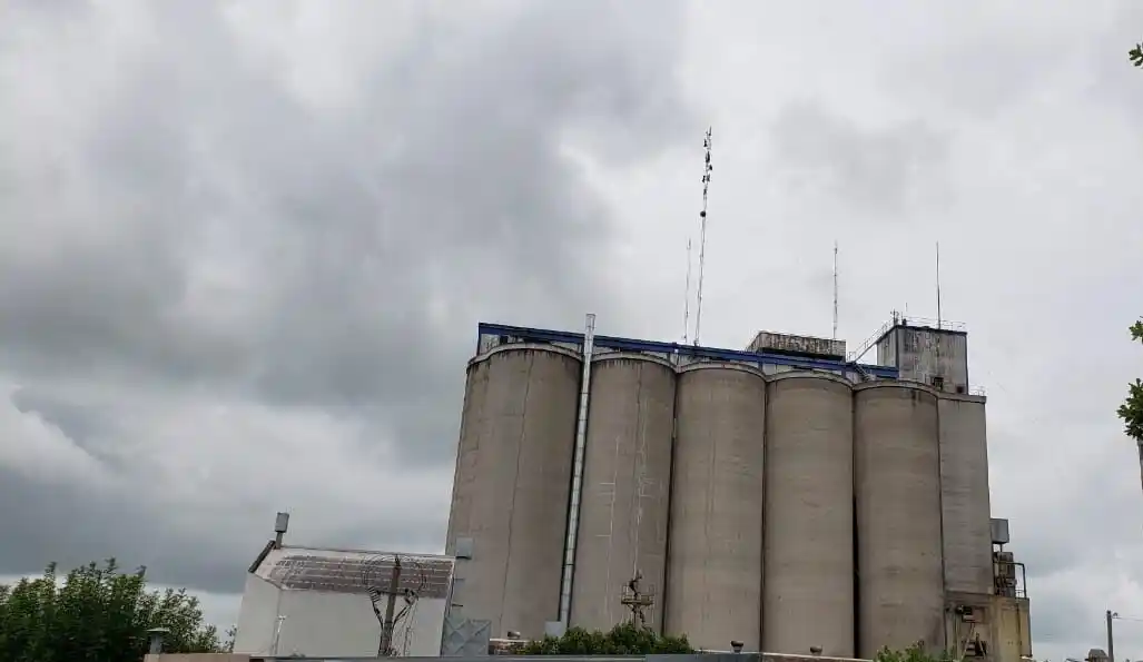Vecinos cansados de la contaminación que causa una industria de alimentos en el centro de la ciudad