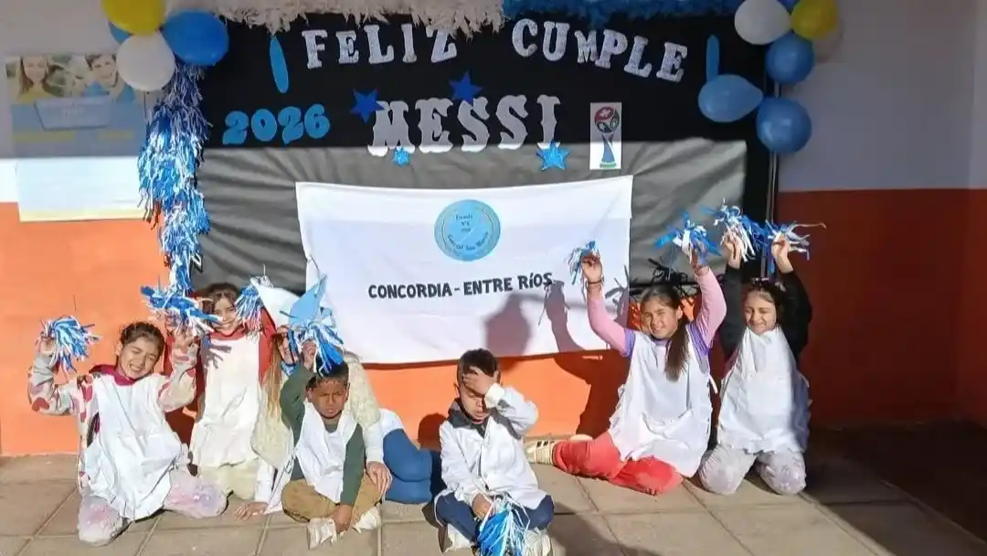 En homenaje a Messi: estudiantes y docentes de la Escuela N.° 6 realizaron una cartelera especial