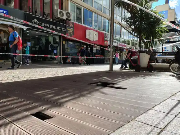 Exigen que el Municipio arregle los decks rotos de la peatonal San Martín