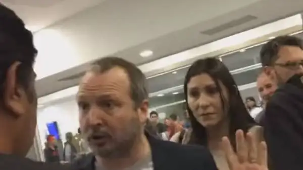 Escrachan a Sabbatella en el aeropuerto de Santiago del Estero