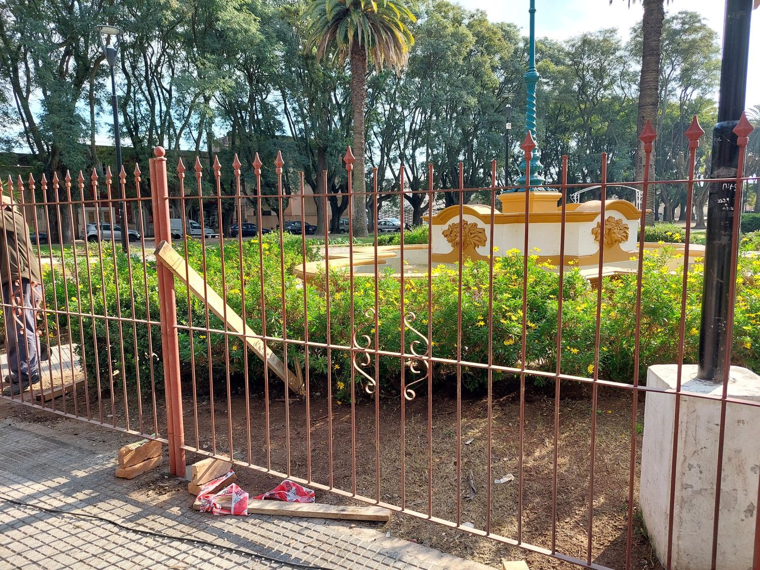 vallado rejas plaza constitución fuente