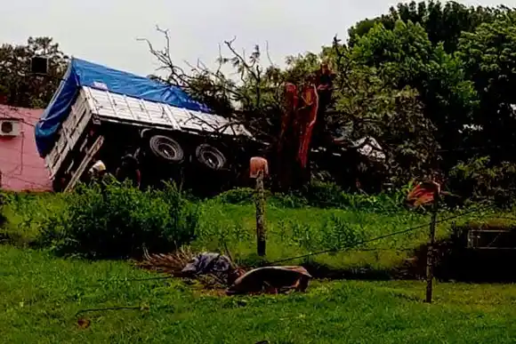 Intensas ráfagas provocaron daños severos en Cayastá este domingo