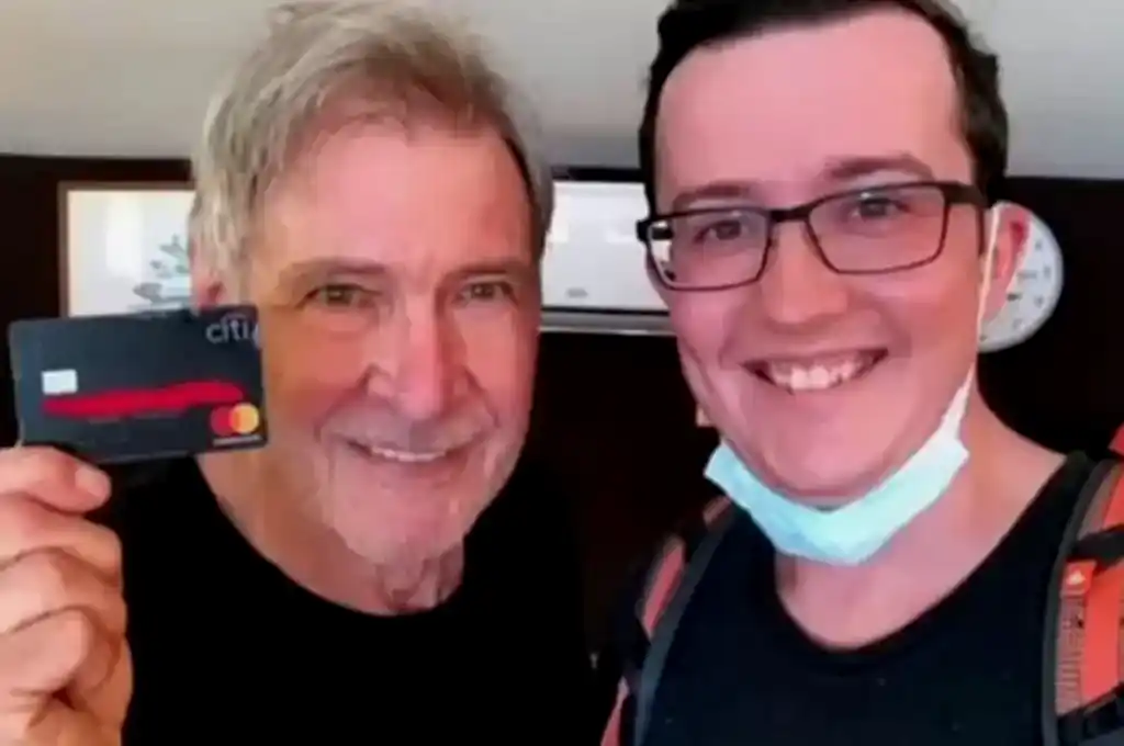 Encontró una tarjeta de crédito y resultó ser de Harrison Ford