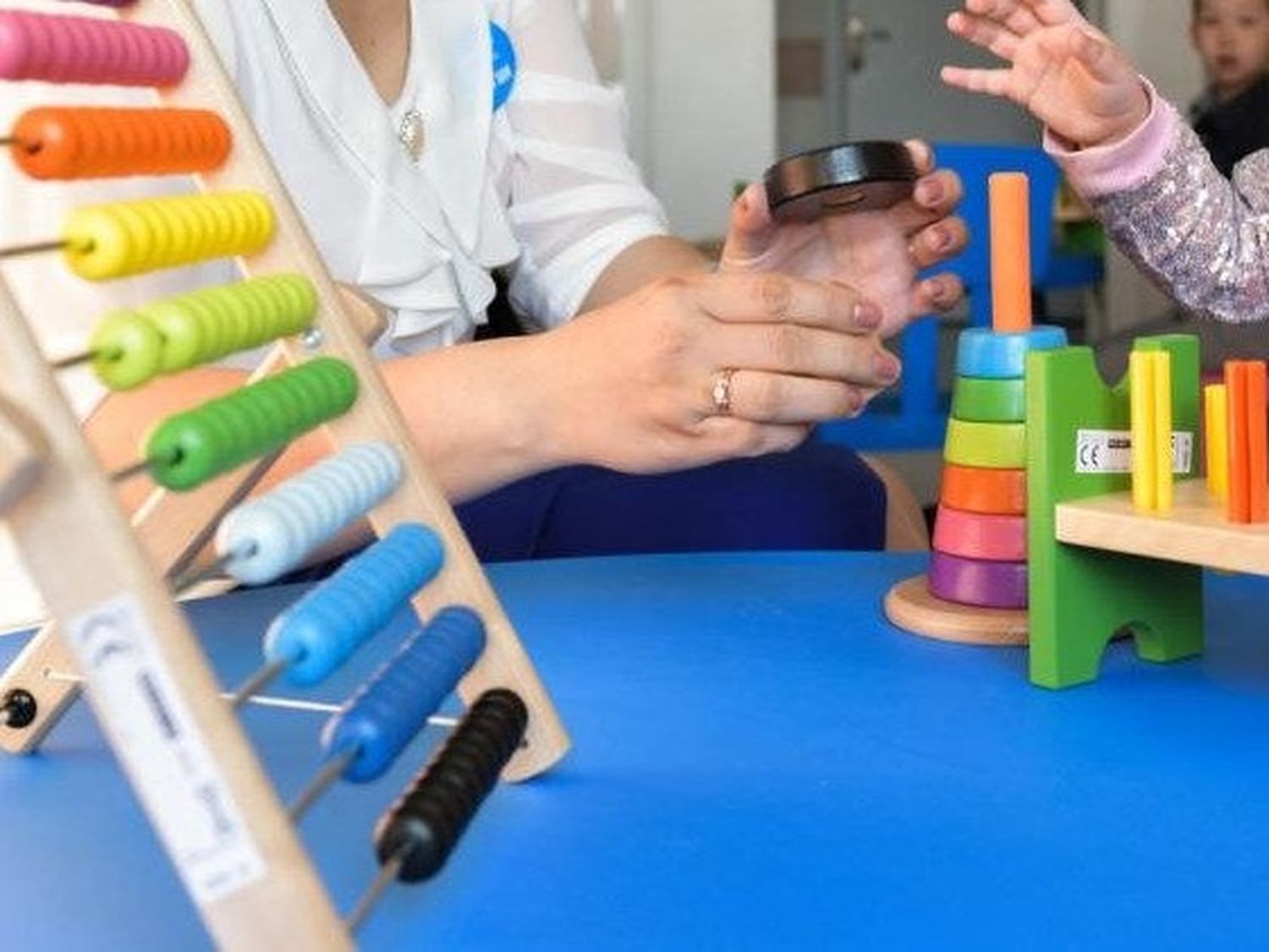Impulsan una ley para capacitar y profesionalizar a las cuidadoras bonaerenses