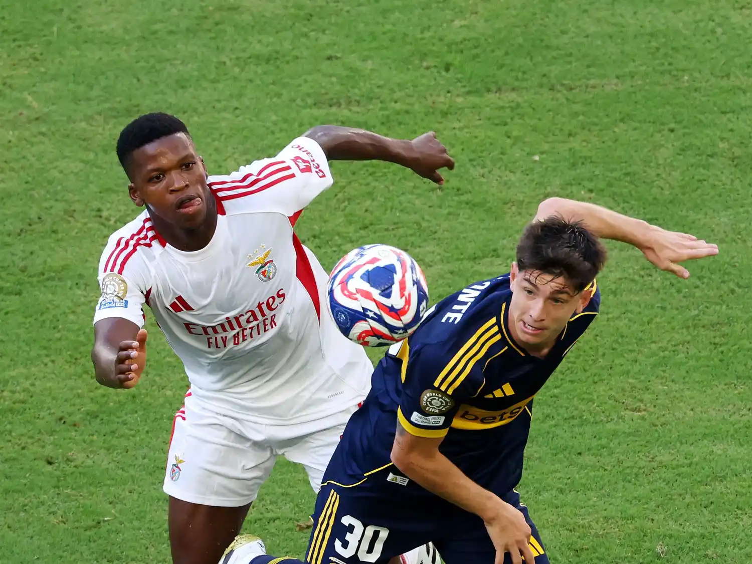 Belmonte ingresó por Herrera que salió lesionado.