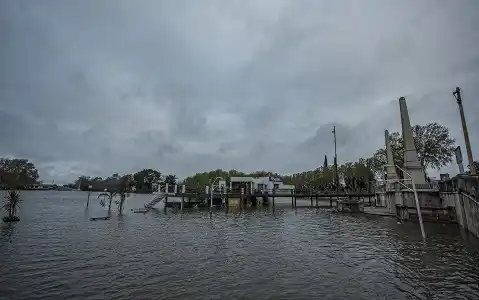 El río creció por la fuerte sudestada pero anoche comenzó a bajar