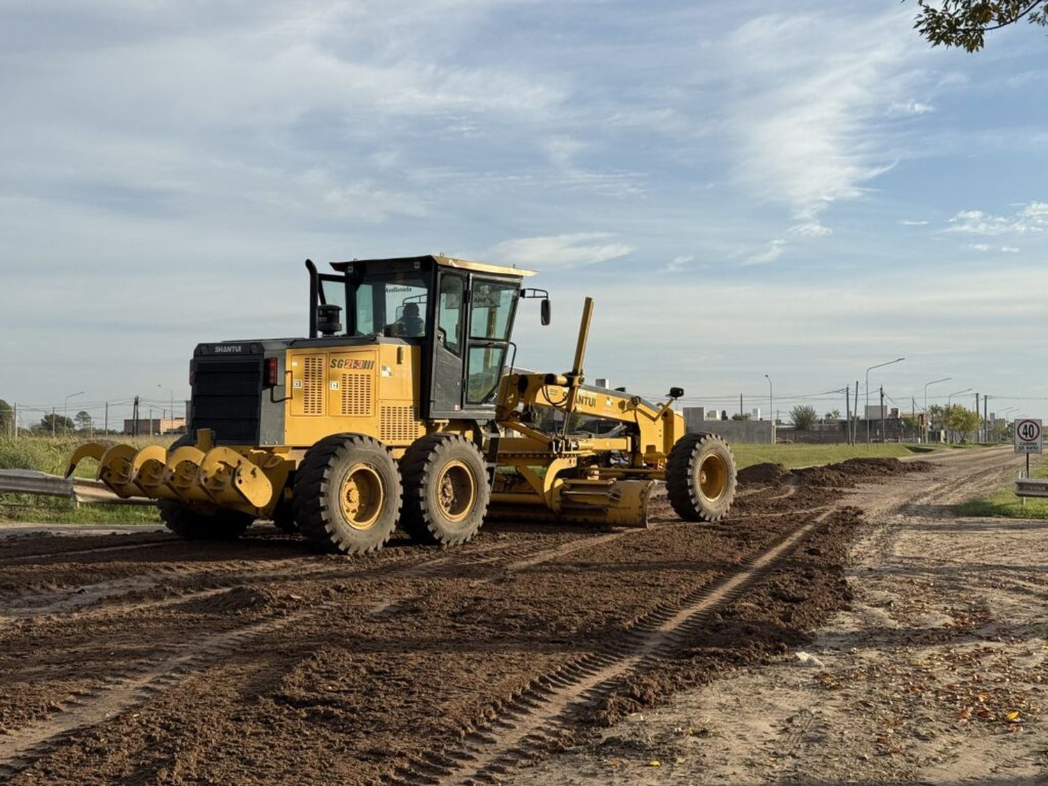 Realizan nuevos trabajos para mejorar la transitabilidad en caminos de calzada natural