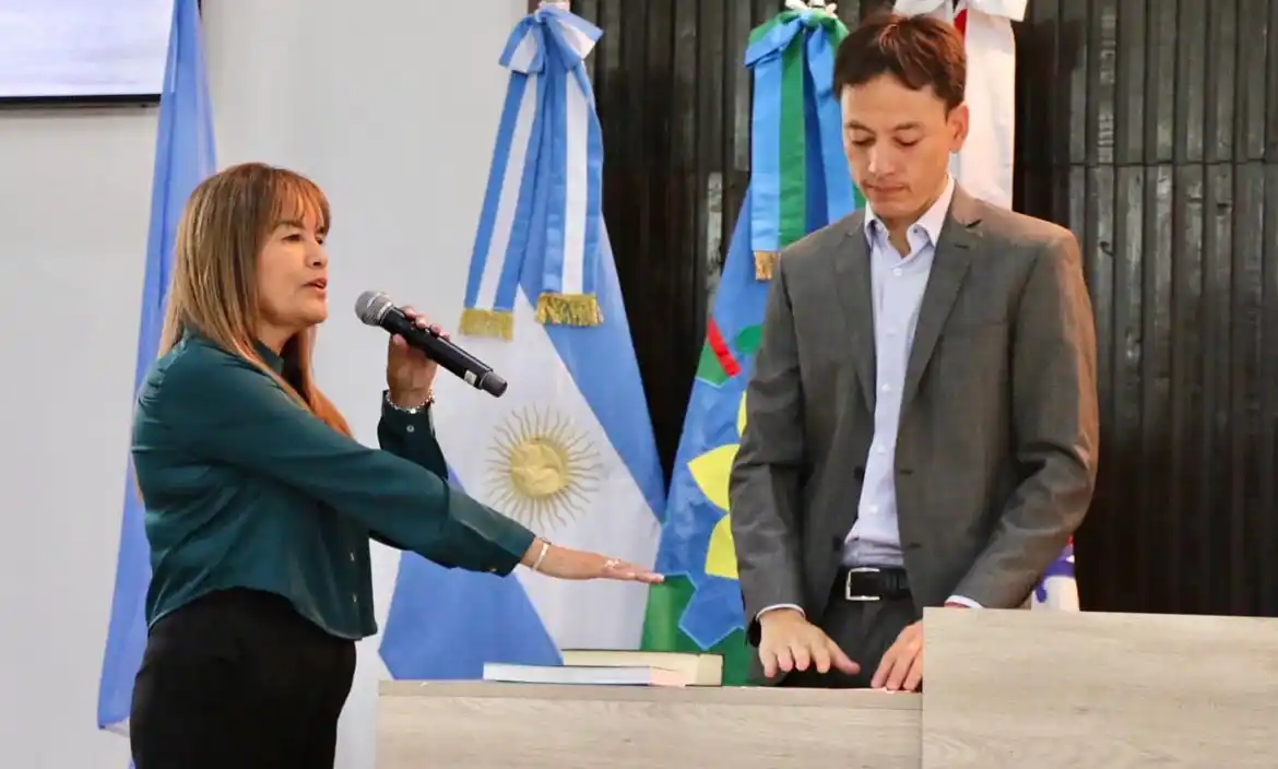 Fabiana Gordillo juró en defensa de la Educación Pública. 