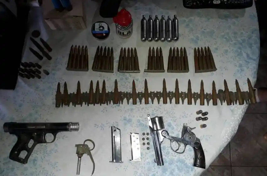 Un anciano fue detenido en su casa con un arsenal