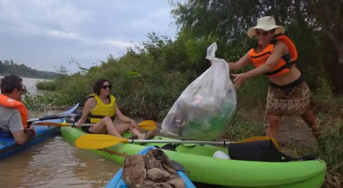 Cada trimestre se emprende una cruzada en el riacho San Pedro para preservar la limpieza del curso de agua.