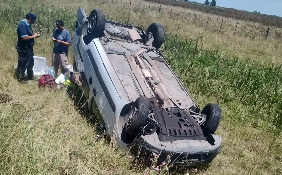 El Renault Kangoo finalizó con los cuatro neumáticos apuntando al cielo.