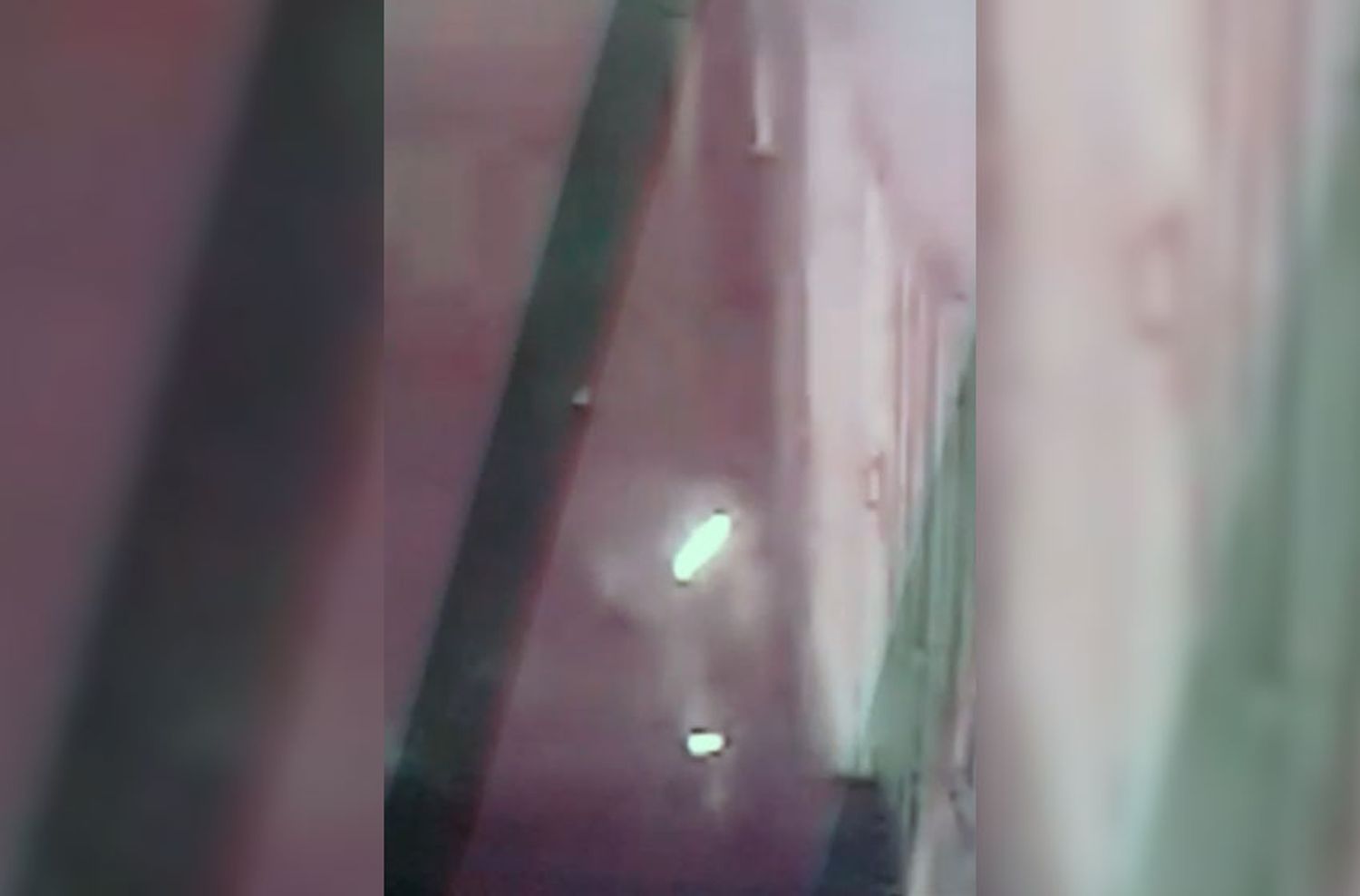 Despertó entre llamas: un hombre tiró nafta y prendió fuego la puerta de su casa