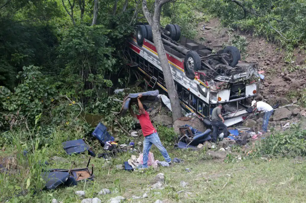 ¡HABLAN LOS SOBREVIVIENTES EN NICARAGUA! «Venía a alta velocidad y de pronto sentimos el bus en el aire»