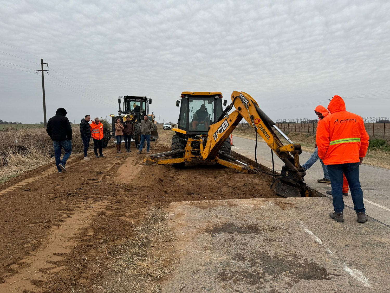 Las máquinas trabajando en la repavimentación de la ruta provincial 94.