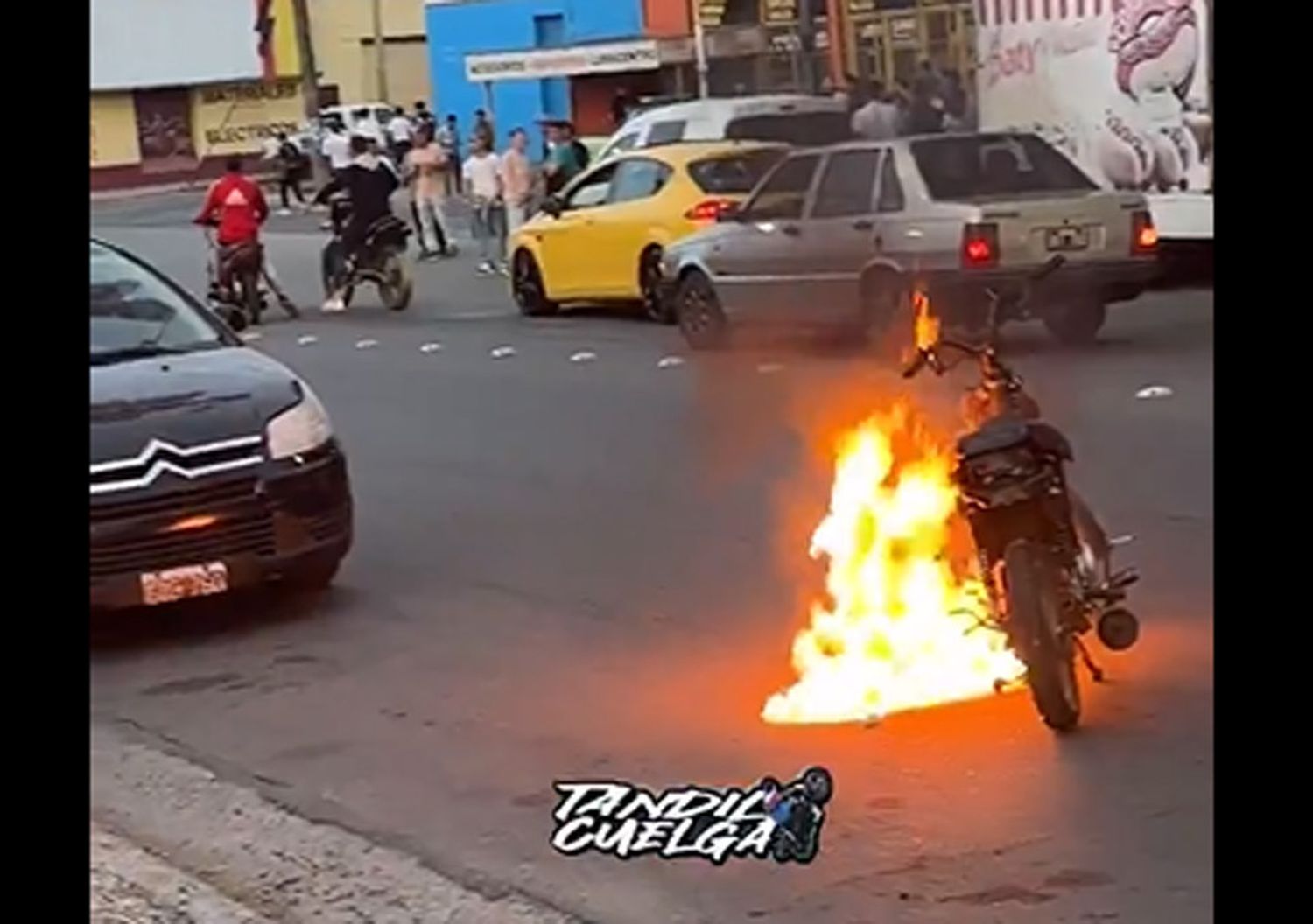 Insólito y peligroso: un joven prendió fuego una moto en avenida Del Valle