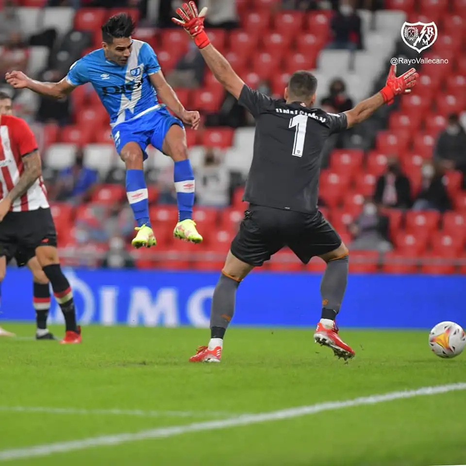 Falcao gana en lo alto para darle el triunfo a Rayo Vallecano.