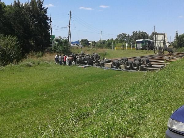 Volcó un camión en Camino del Buen Ayre: Hay heridos