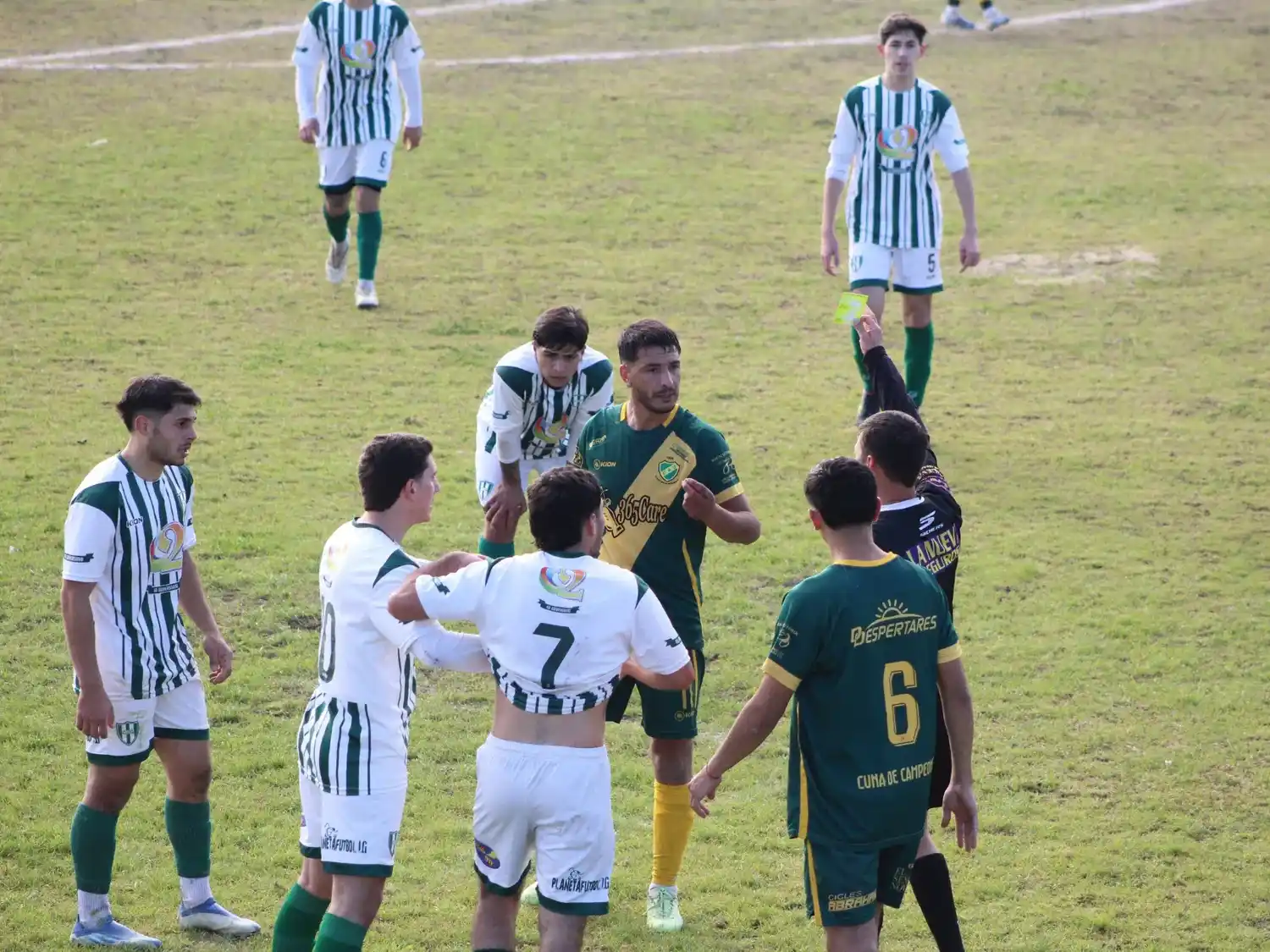 Urquiza golpeó en los momentos justos, venció a Bancario y quedó a la expectativa del líder