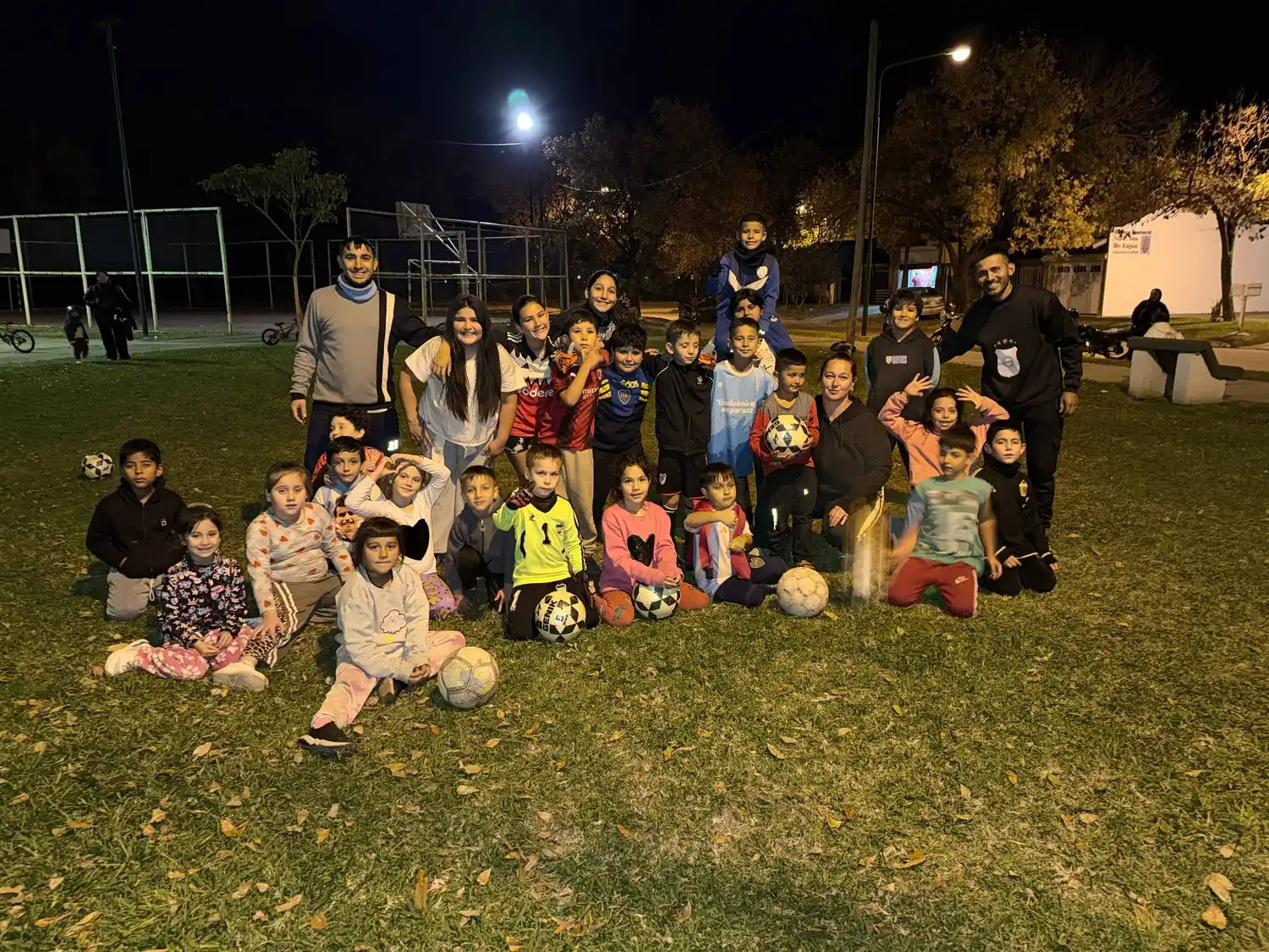 Una pelota, una merienda y un lugar para crecer: la escuelita que abraza a los chicos del barrio Luján