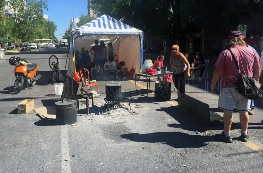 Acampe: el Municipio denunció que los manifestantes robaron energía