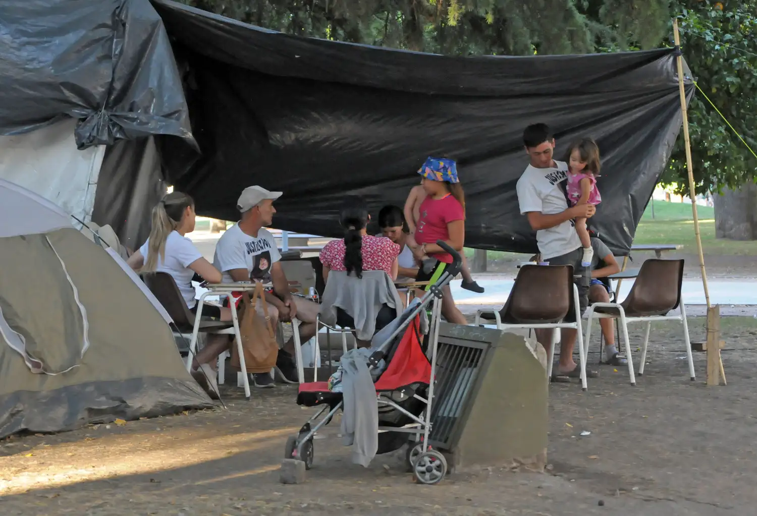 Familiares de Simón cuestionaron que les pidan que retiren los carteles de la explanada