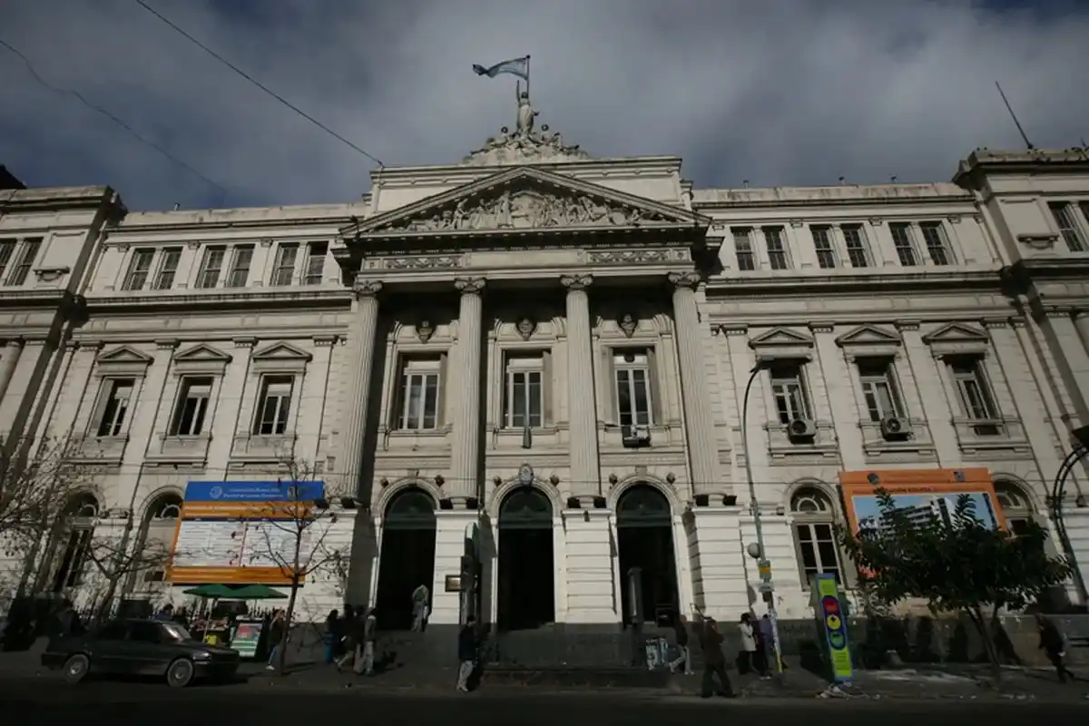 Murió un estudiante que esperaba para rendir un examen presencial en la Facultad