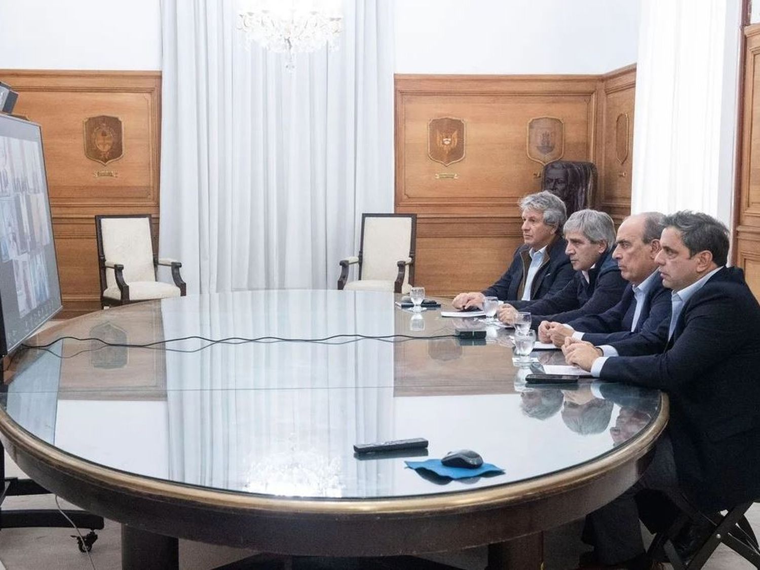 Francos y Caputo mantuvieron un Zoom con gobernadores para sumarlos al plan del "dólar colchón"
