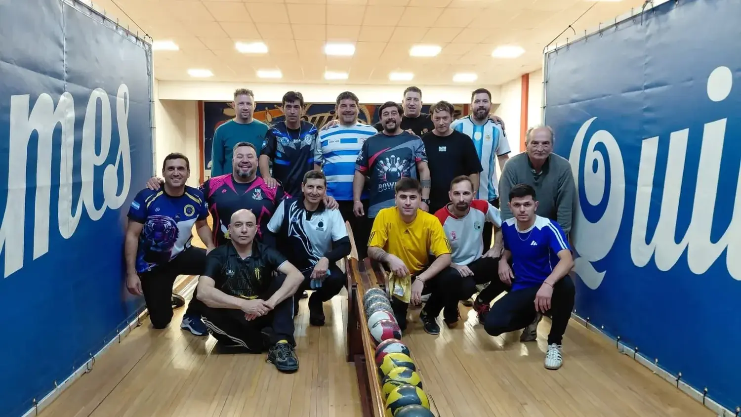 Grupo de finalistas. Siciliano se metió entre los mejores del certamen en Olavarría