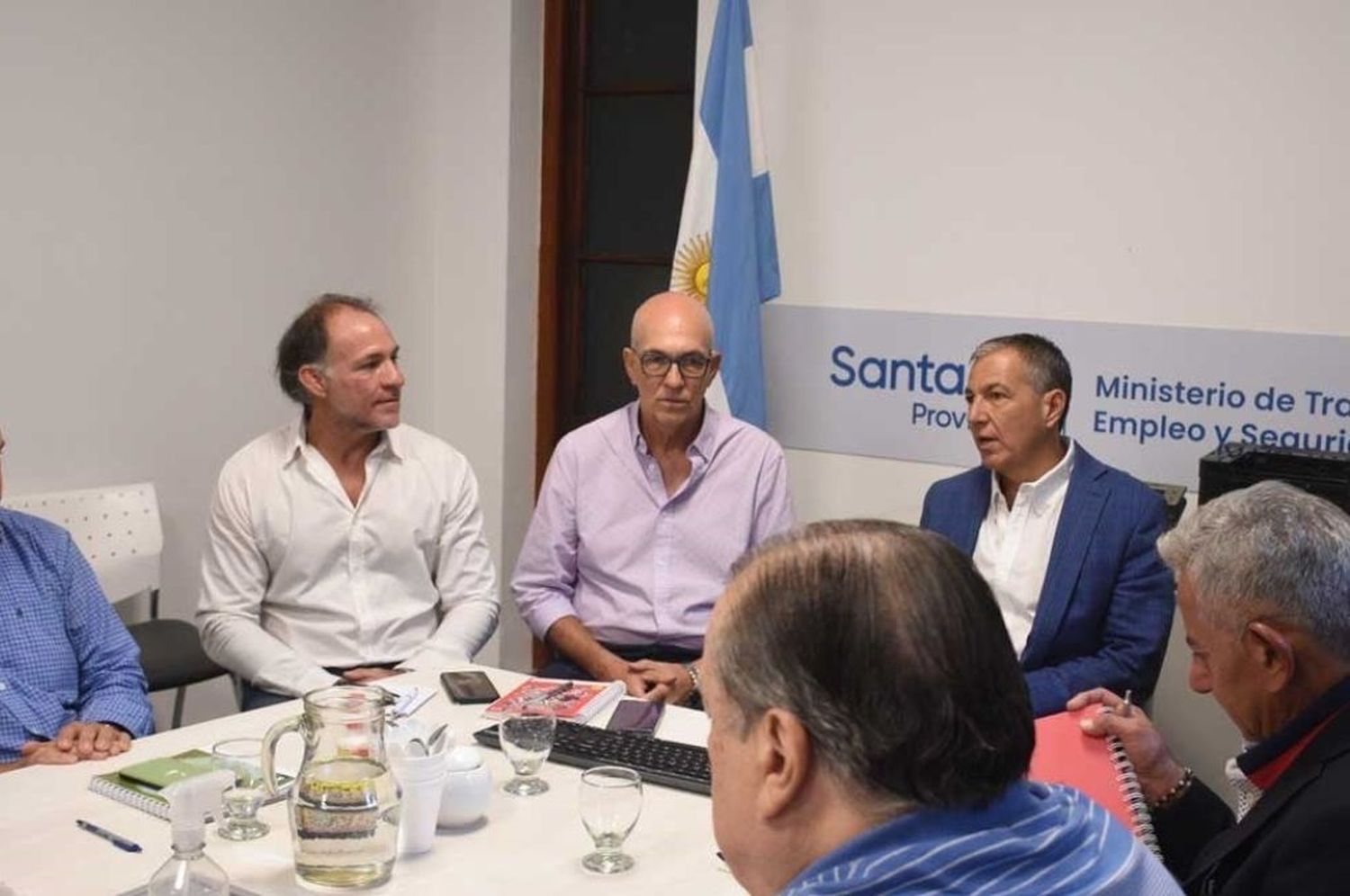 Paritarias en Santa Fe: el gobierno convocó a estatales y docentes