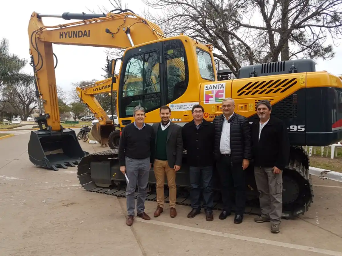 Ramona en la presentación de la retroexcavadora del Comité de Cuencas   