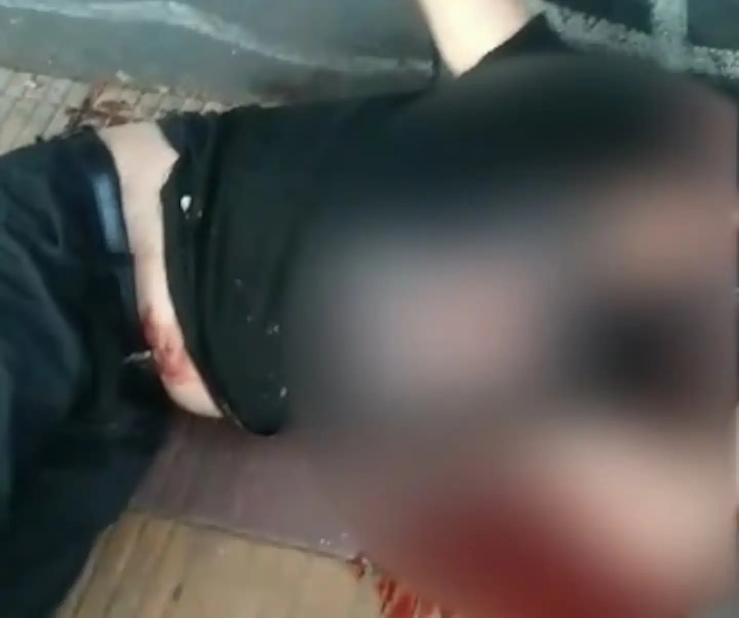 Un pedazo de mampostería se desprendió de la histórica Estación de Trenes de La Plata y golpeó en la cabeza a un taxista que esperaba en la parada. (Foto: captura de video).