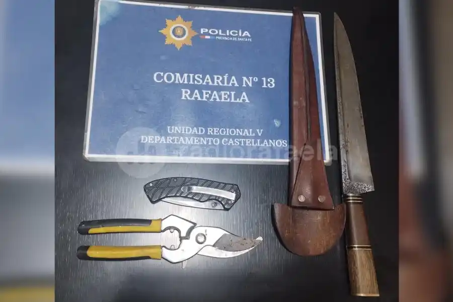 Detuvieron a dos en moto que estaban amenazando con cuchillos