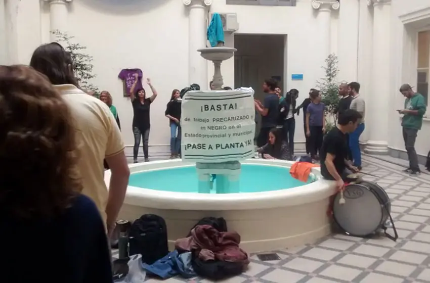 Sin acuerdo: municipales continúan con el reclamo en el Palacio de los Leones