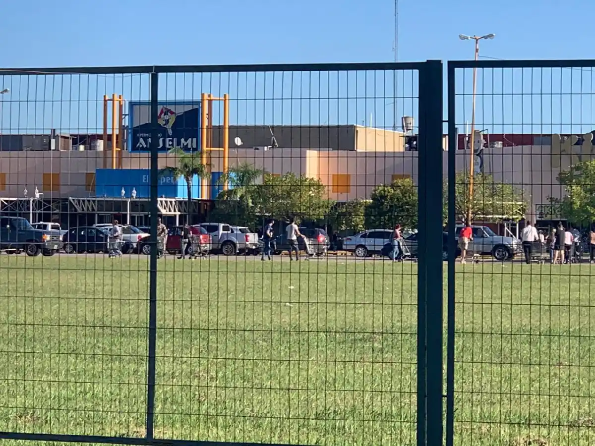 Ante la posible cuarentena general, crece la cola afuera de los supermercados