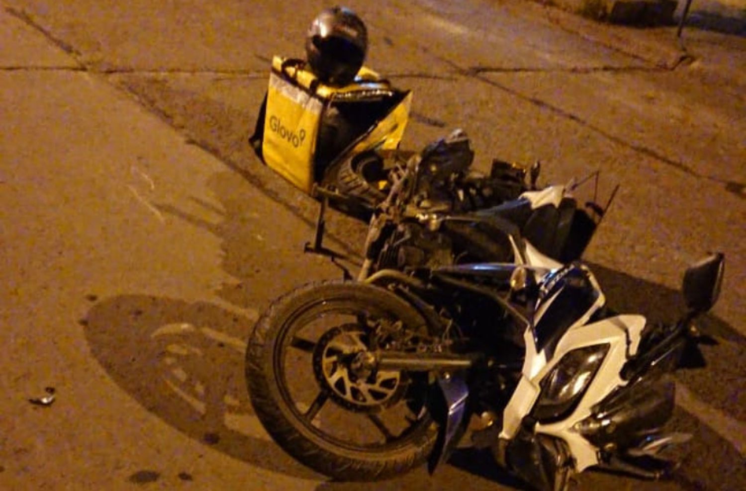 Un automovilista atropelló a un repartidor y se dio a la fuga