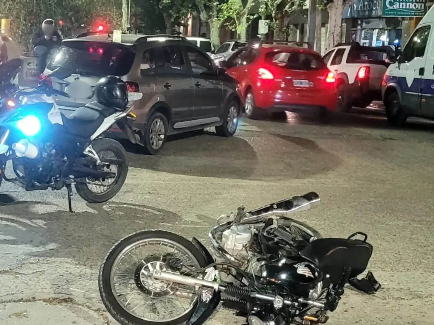 La motocicleta quedó tendida en la calle tras el accidente ocurrido en Boulevard Moreno y 25 de Mayo. Personal policial trabajó en el lugar del siniestro vial donde dos personas resultaron heridas y fueron trasladadas.