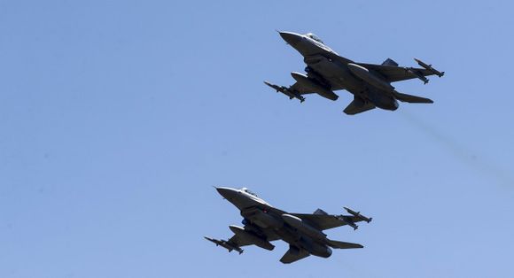 Dos pilotos de EE. UU. sobreviven a destrucción de su avión «por error» en mar Rojo