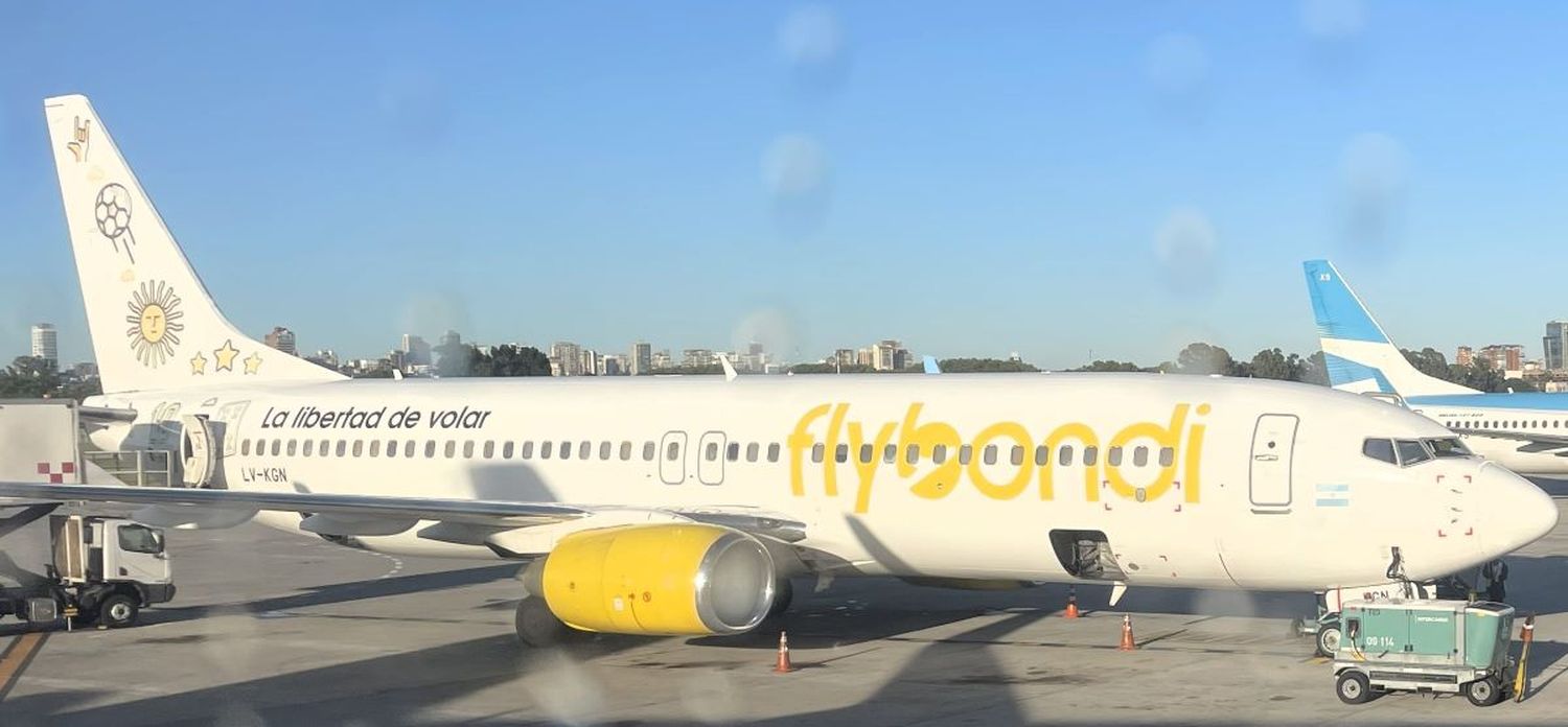Flybondi devuelve un Boeing 737-800