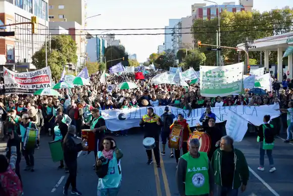 Docentes universitarios aseguran que peligra su cobertura de salud