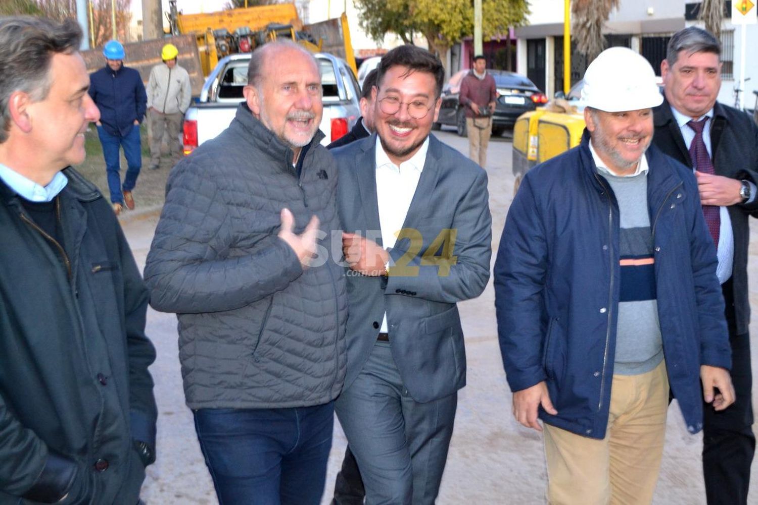 El Gobernador recorrió la obra de cloacas y entregó un subsidio al Firmat FBC