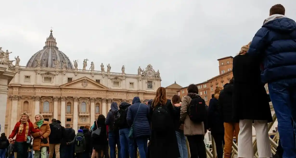 En imágenes: más de 65.000 fieles asistieron a la primera jornada del funeral de Benedicto XVI