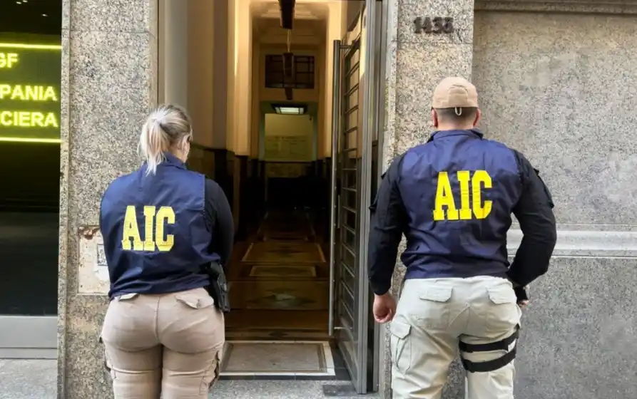 Allanan una oficina céntrica por estafas y administración fraudulenta