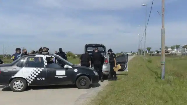 Encontraron el cuerpo de un hombre maniatado dentro de un auto