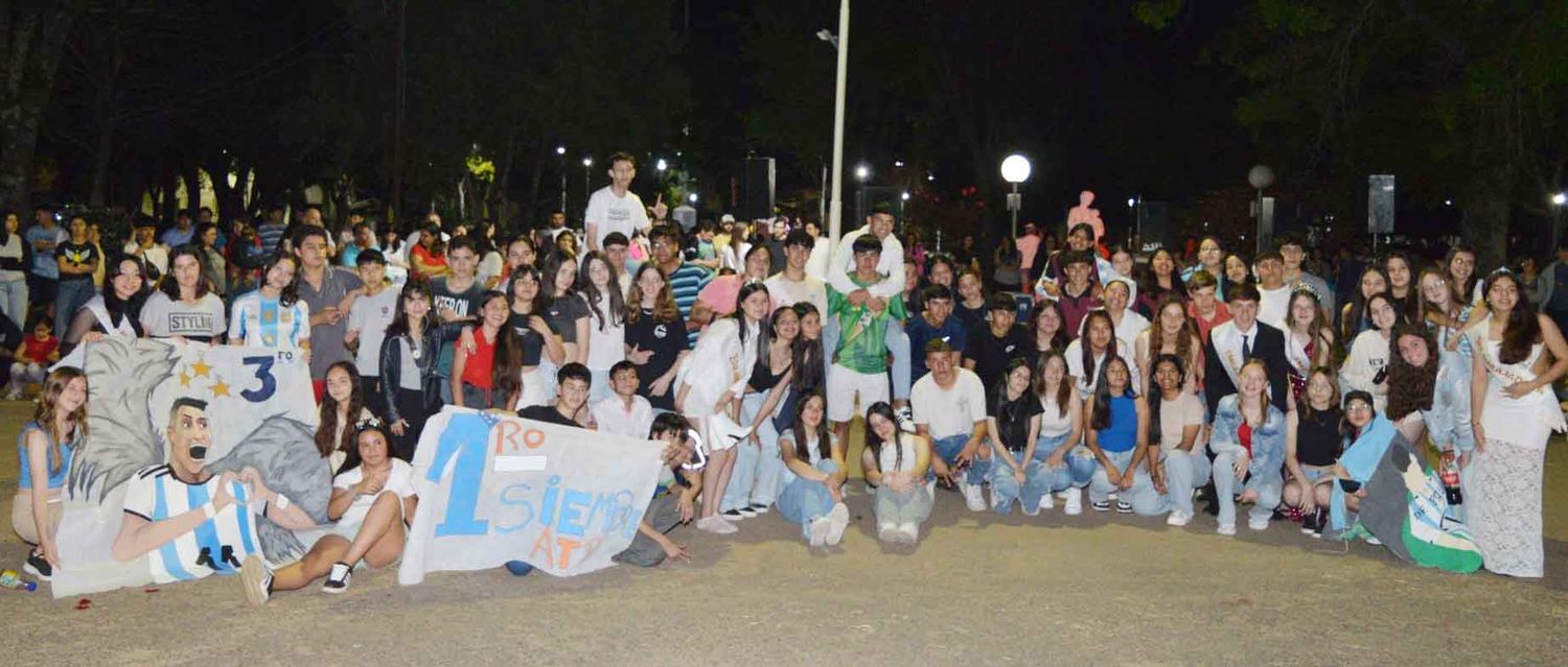 Los estudiantes en el cierre de su fiesta