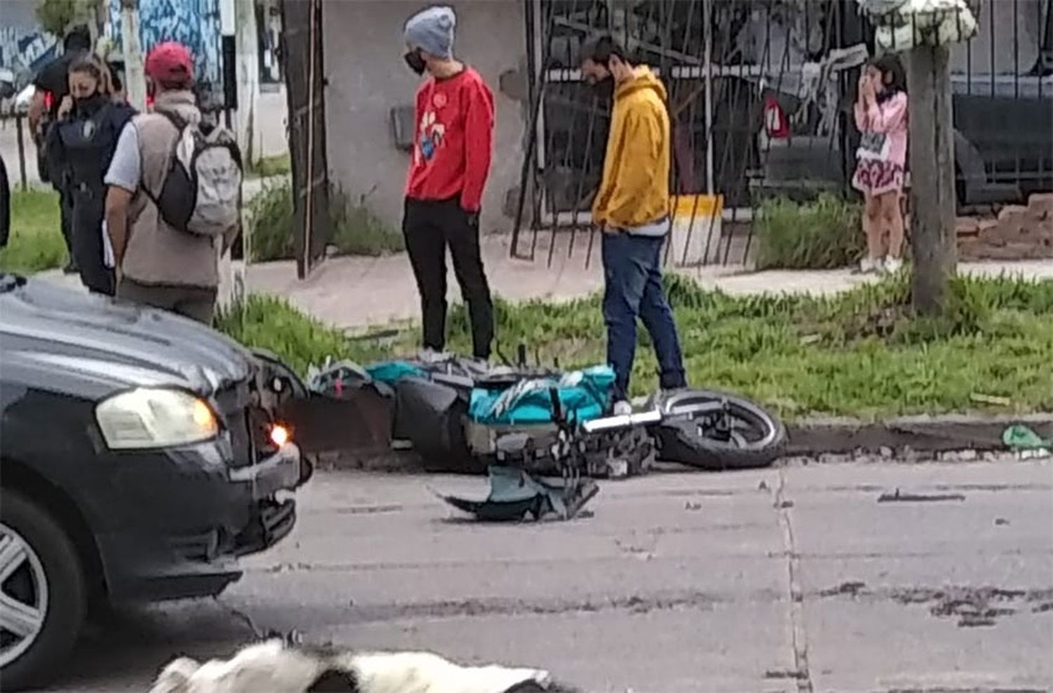Un motociclista sufrió una fractura expuesta tras un choque