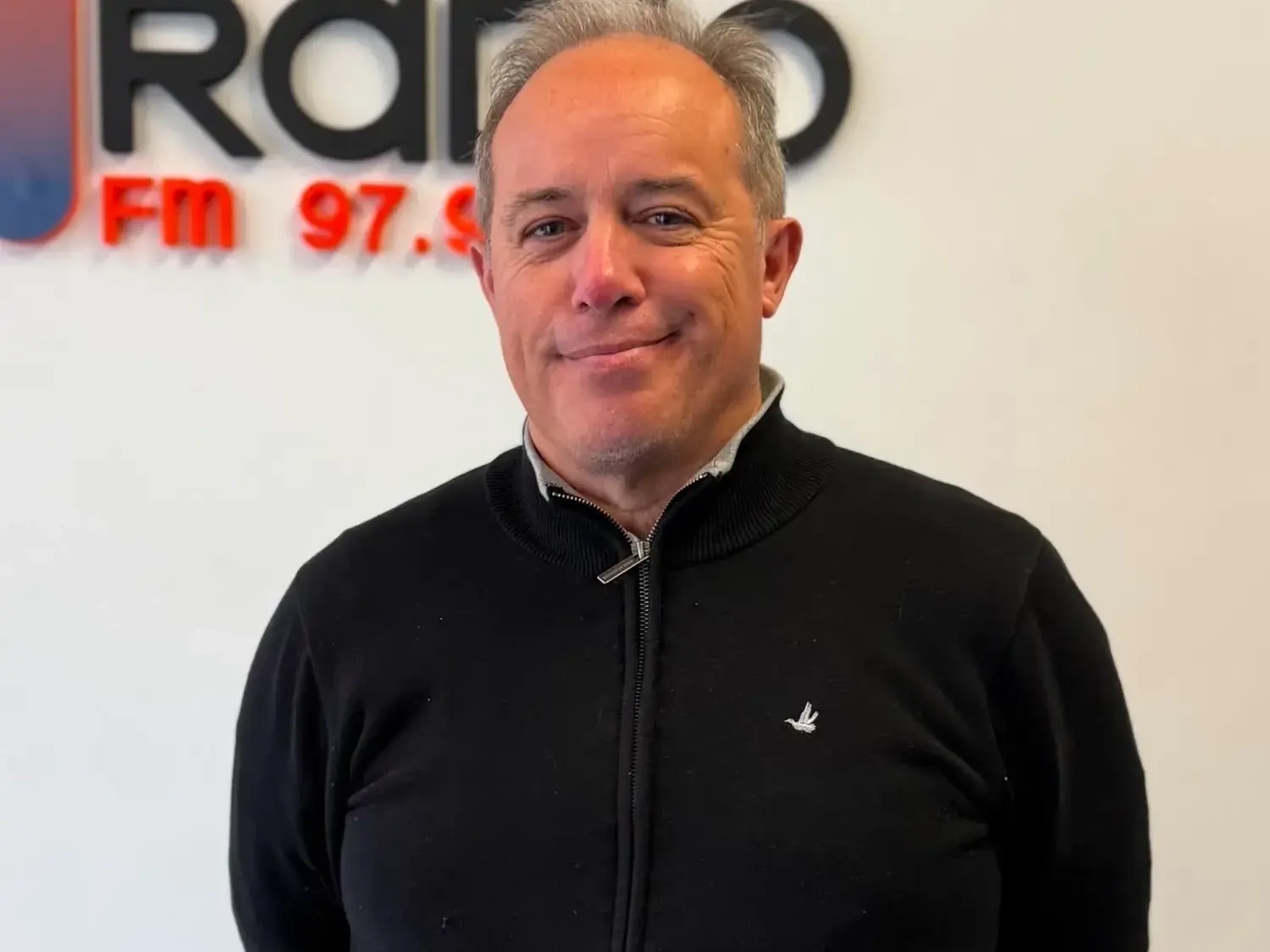 José Orte, martillero público de Necochea, durante una entrevista en Ecos Radio